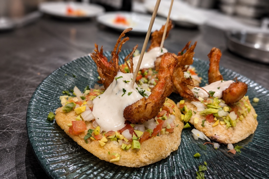 Tostada de langostino rebozado con guacamole